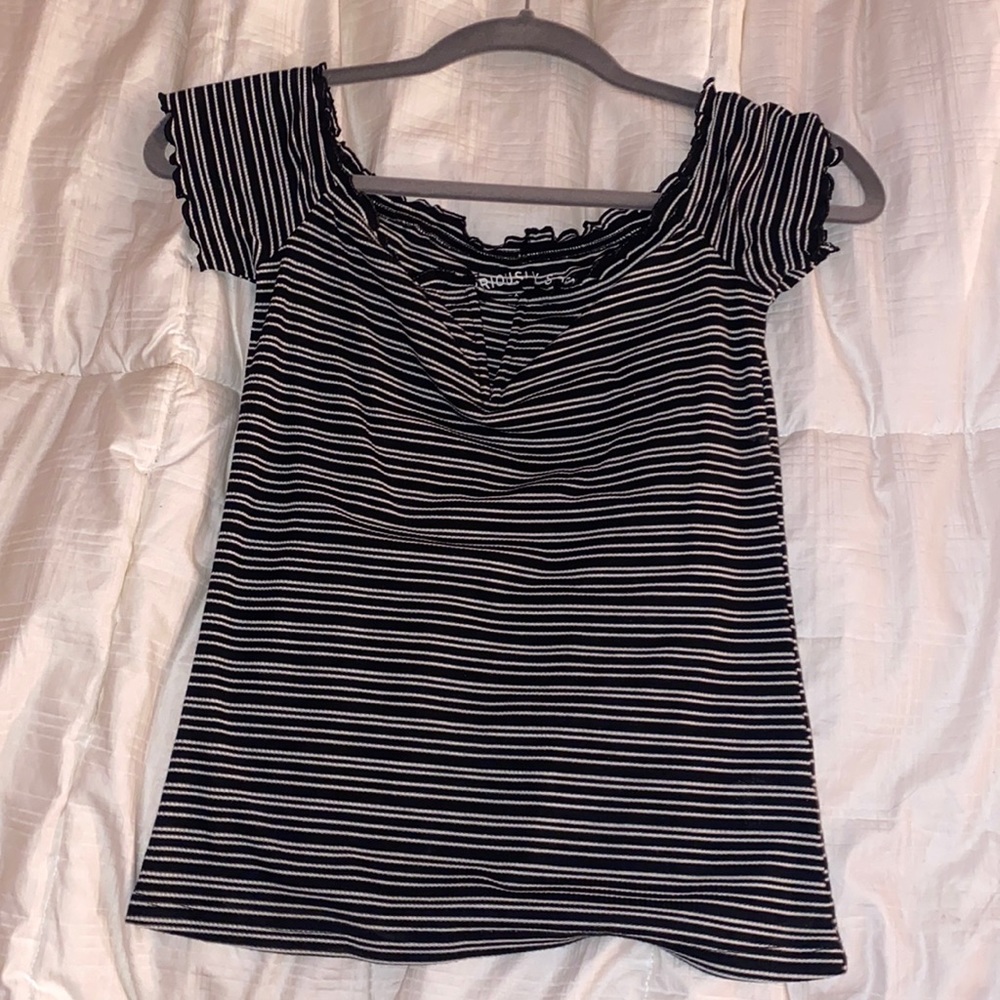 Aero Seriously Soft v-neck short sleeve top. off the shoulder. size medium.
